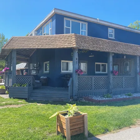 Cozy Bayfield Retreat • Pool & Hot Tub • 15min to Grand Bend • Lake Huron Nearby