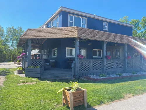 Cozy Bayfield Retreat • Pool & Hot Tub • 15min to Grand Bend • Lake Huron Nearby - Pools