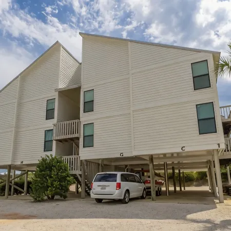Nice and Spacious 2 Bed / 2 Bath on the Bay and across street from Orange Beach.