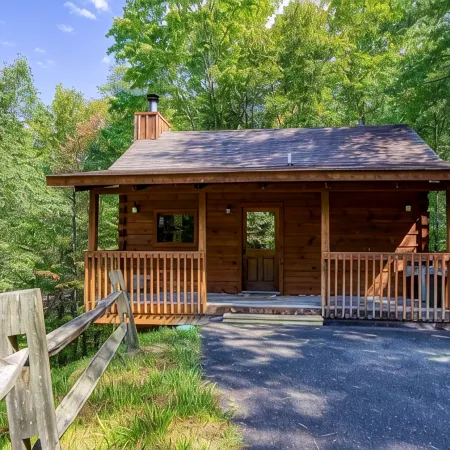 Serenity, cozy studio cabin nestled in the breathtaking Smoky Mountains.