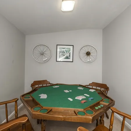 Two blocks from Downtown Brevard! Beautiful home with game area! Отели в г. Бревард