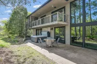Modern Lake House w/ Hot Tub, Game Room & Relaxing Views - ห้องครัว