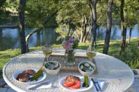 Charming 2-bedroom cottage on the River with 5 acres - Wifi