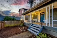 Upgraded Home with 5BR/4Bath/4 FREE gated parking/EV Charger Hotels in University District