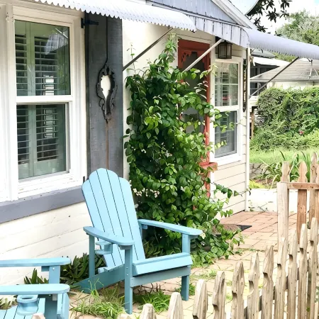 Location! Location! Location! in the Middle of Downtown Mt Dora!