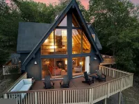 Cozy Chalet in Charming Front Royal with Stunning Views and Refinished Basement! Hoteles en Condado de Warren