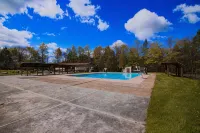 Cozy Poconos Getaway with Firepit, Beach & Lake Access. Minutes to the Beach - Wifi