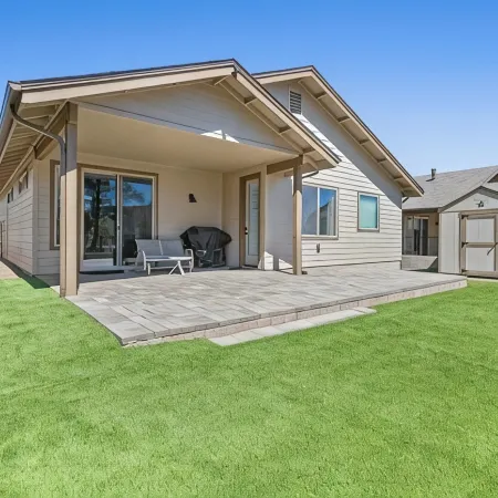 Beautiful Model home 2 minutes to town, golf and hiking. Perfect for families!