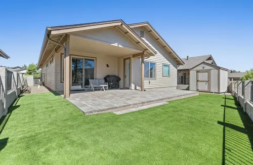 Beautiful Model home 2 minutes to town, golf and hiking. Perfect for families!
