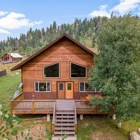 Welcome to Lemon Lodge! Relax and unwind in this private and secluded cabin.