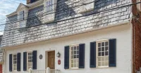 Secluded Cozy Cottage in Historic Downtown