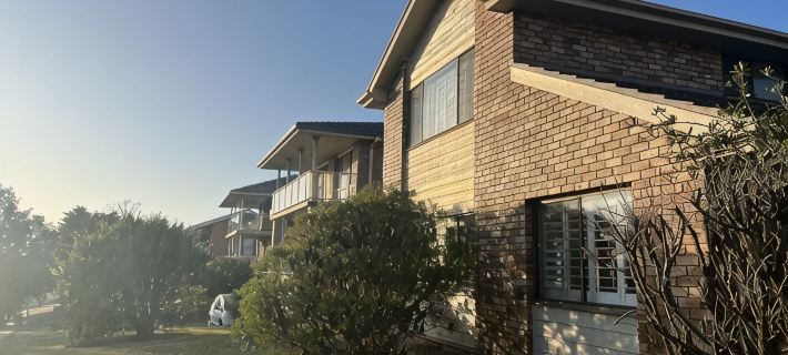 Relaxed Coastal Townhouse with Ocean Views. Hotels in Mollymook