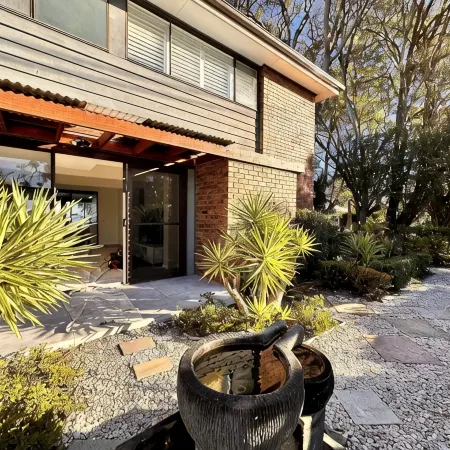 Perfect Retreat Absolute waterfront, Stunning View and Direct Access to water.