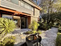 Perfect Retreat Absolute waterfront, Stunning View and Direct Access to water. - Beach