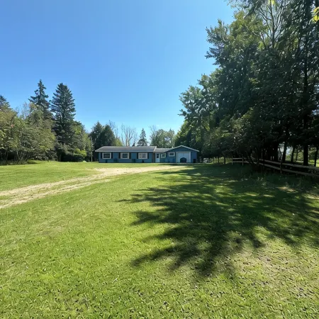 Cozy cottage on Little Bay De Noc minutes away from a public boat launch!