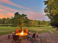 Peaceful Historic Home on 10 Acres w/ Lake, Barn & Fire Pit - 5 Bedrooms - Homestays