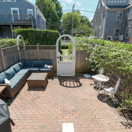 Beautiful 4 BR, 2 BA home a block fr Harbor, World Class dining