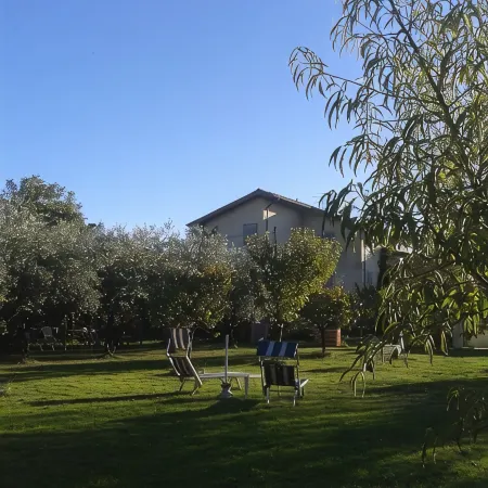 Alpi Apuane:colored flat in ancient farmhouse 4km from the sea and near the Alps Отели в г. Серавецца