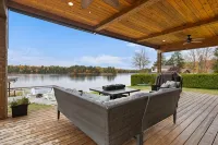 Luxury Beachfront Cottage w Hot tub, Sauna & Bar - Gym