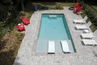 SEABATICAL. Lovely beach house steps to the beach with private pool - プール