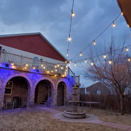 Western Carriage House Studio Suite- Western themed retreat- Full Kitchen & Bath