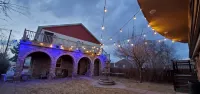 Western Carriage House Studio Suite- Western themed retreat- Full Kitchen & Bath - Homestays
