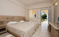 Alonissos Beach Bungalows and Suites Hotel - balcony