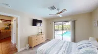 Cypress House Private SALTWATER pool. Great location, 7 miles to the beach! - Private Pools