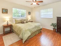 Venice Palm Villa - Minutes to the Beach - Screened Patio- Fenced yard! Hotels in Venice Gardens