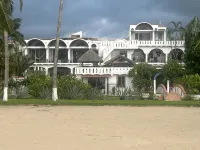 One bedroom oceanfront guesthouse. Hôtels à : Compostela