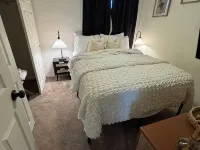 Charming 3-bedroom house with AC and WiFi in delightful Phoenix Hotels near Mystery Castle