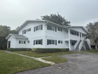 Chic newly remodeled  2bd 2bath apartment with AC, WiFi in vibrant Delray Beach