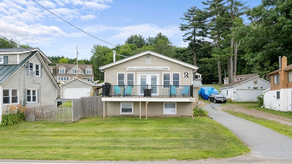 Sunset Getaway ~ Sleeps 8 with Private Beach and Hot Tub