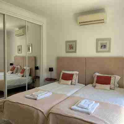 Deluxe Golf Townhouse Only 5 Mins To The Beach Rooms