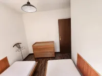 Air-Conditioned Spacious Apartment with Covered Car Parking 100m from the Beach - 陽台