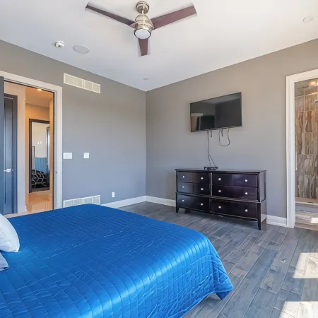 Modern Luxury Retreat | Heated Pool, Theatre & Putting Green