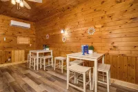 PRIVATE! 2 Miles To PF! Charming 4BR Farmhouse w/Hot Tub, PT, Fire Pit & VIEWS! - Farmhouses