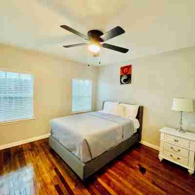 Cozy 2-bedroom townhome in charming Dallas with WiFi, AC Rooms