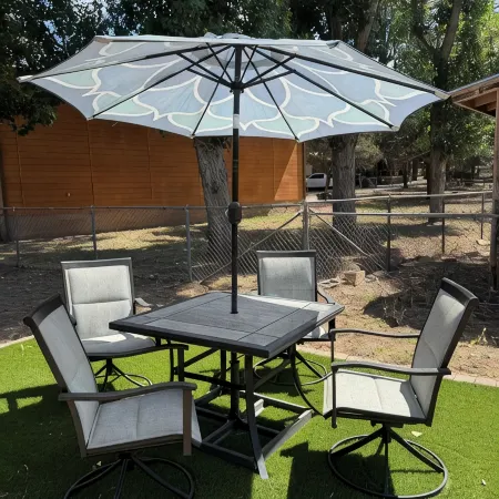 Walking distance to restaurants! Come enjoy our 3-bed cabin in Pine!