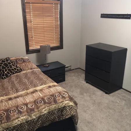 Clean and Comfy!! 2 Bedrooms!