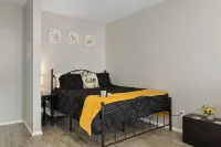 Spacious Studio Apt/Sleeps 2/Extendedstays/Work or Vacation/Free Wifi & Parking