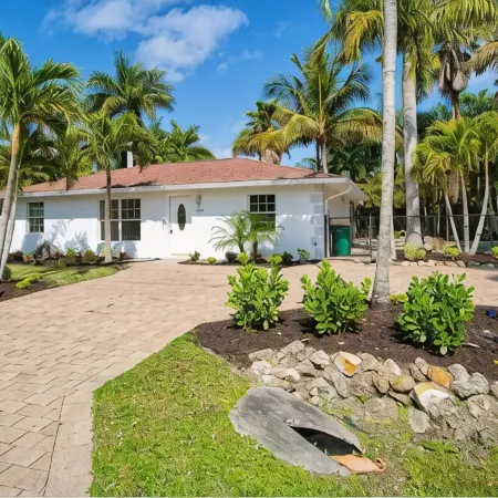 Estey Oasis. Heated Pool! Close to Beaches/5th Ave!