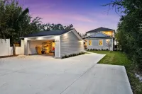 Gorgeous Waterfront w/ Golf Cart! 4 bds, 3.5 ba! Sleeps 12 - Wi-Fi