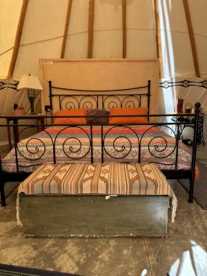 The Raven's Nest Teepee . Nestled in the Selkirk Mountain range, in Naples Idaho - 2 étoiles