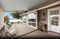 Quaint, Cozy, Lakefront Haven w/ Lily Pad, Kayaks, Firepit, and Wrap Around Deck - 4 星級