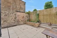 GuestReady - Elegant 2Bed Haven with Private Patio Hotels in Newington