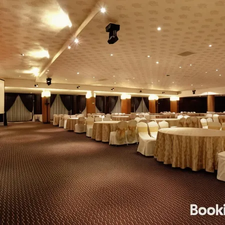 Mikie Holiday Resort & Hotel Отели в г. Каро
