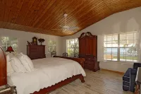 Magical Waterfront Home, Sunsets,Guest House, Beach, Dock, game room, Playground - 民泊