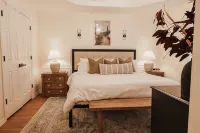 Modern Cottage Style Apt-King Bed near UTRGV & DHR