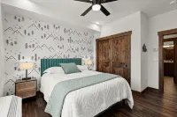 Beautiful New Downtown Columbia Falls Condo near Glacier National Park!